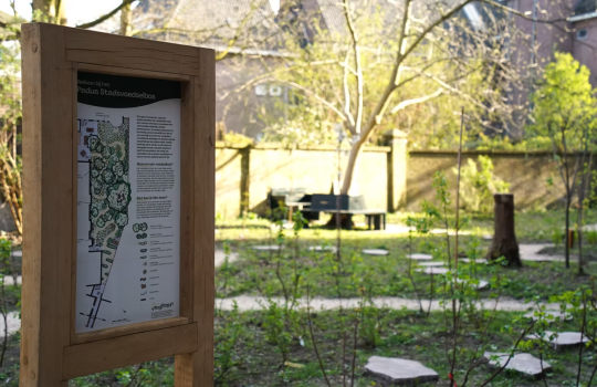Peduakerk_tuin_met_bord